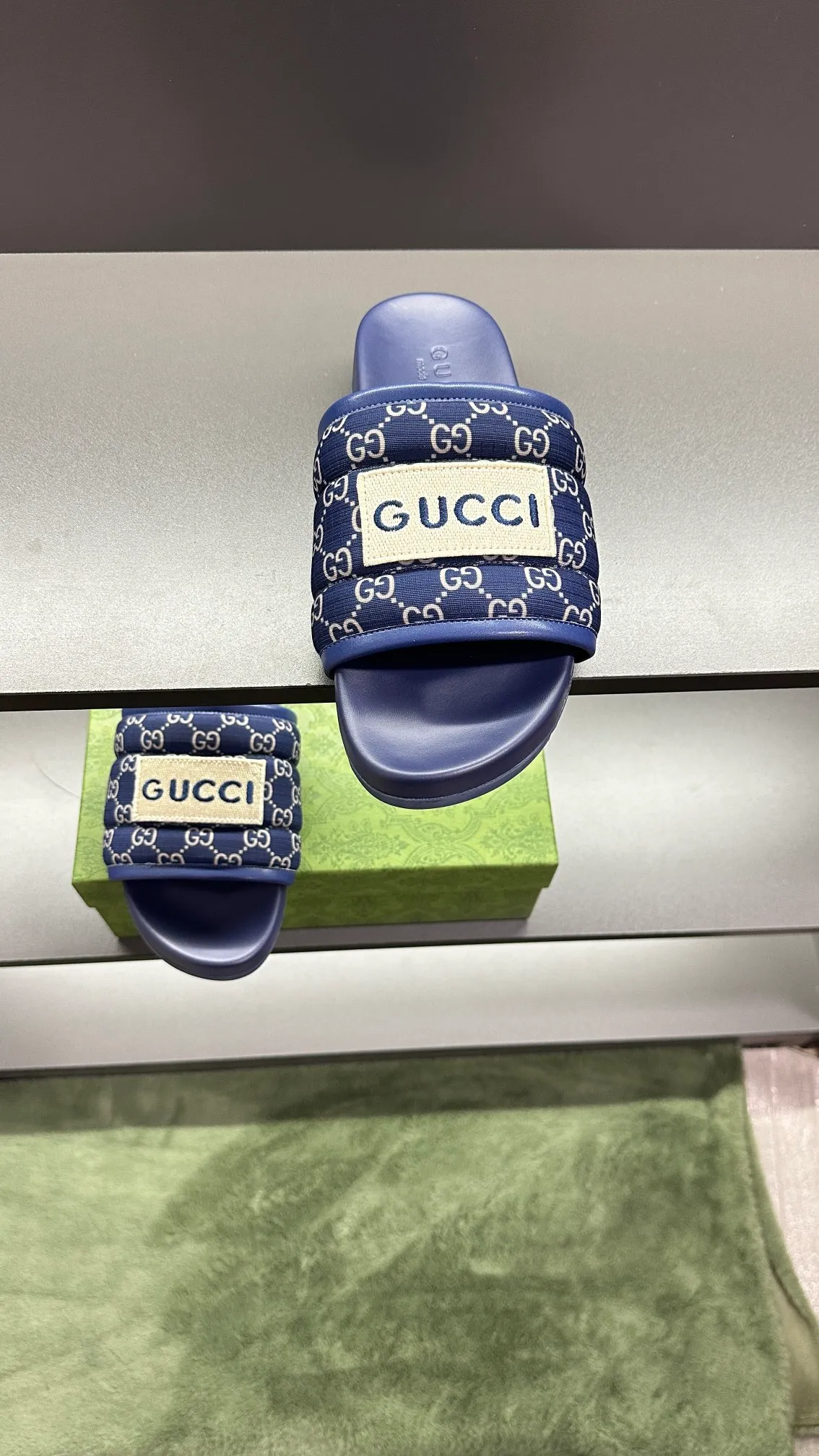 [G Family Couple Style] P: 300💰Female size 36~40 Men's size 39~45, (46. Custom-made Unisex GG slippers This slipper is made of GG polyester fiber and is decorated with a Gucci label on the front, adding a striking logo feel to the style. Beige GG recycled polyester fiber Unisex leather trim "Gucci Made in Italy" embroidered label Rubber sole Flat Made in Italy
